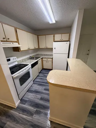 $2,100 | 7210 Northwest 179th Street, Unit 203, Hialeah, FL 33015