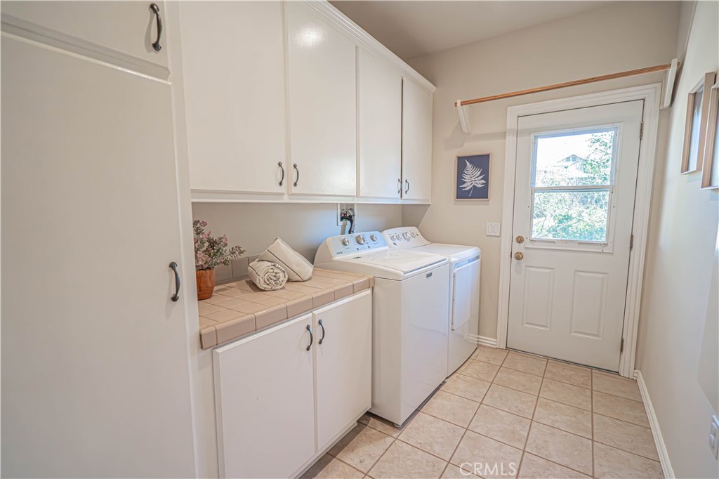 11340 Morgan Road Agua Dulce, CA 91390 - Photo 29 of 60 a utility room with dryer and washer