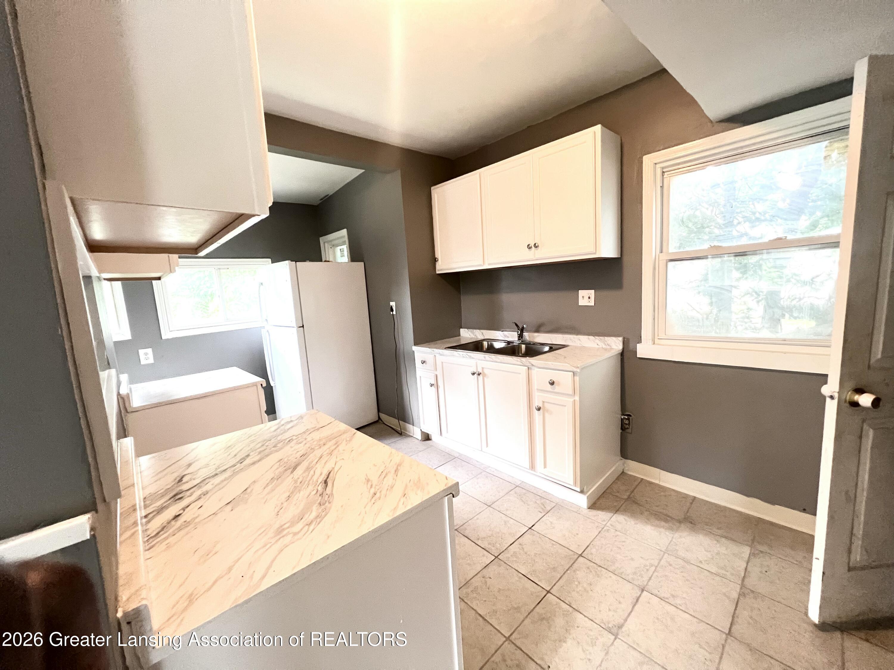 933 Porter Street Lansing, MI 48906 - Photo 12 of 30 6880A5E6-BF61-48D4-ABDE-94B059E3E4EA