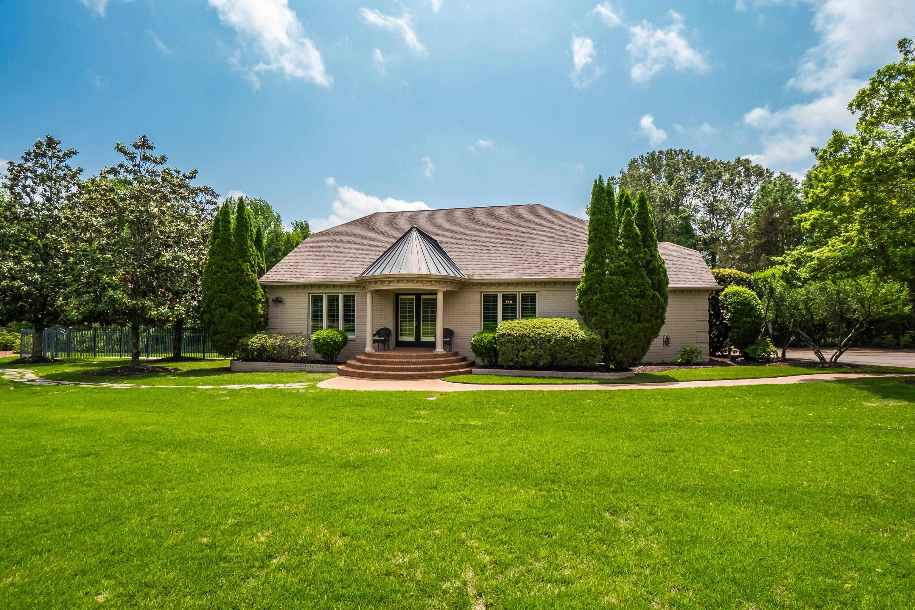 3044 Shea Road Collierville, TN 38017 - Photo 29 of 40 a front view of a house with garden