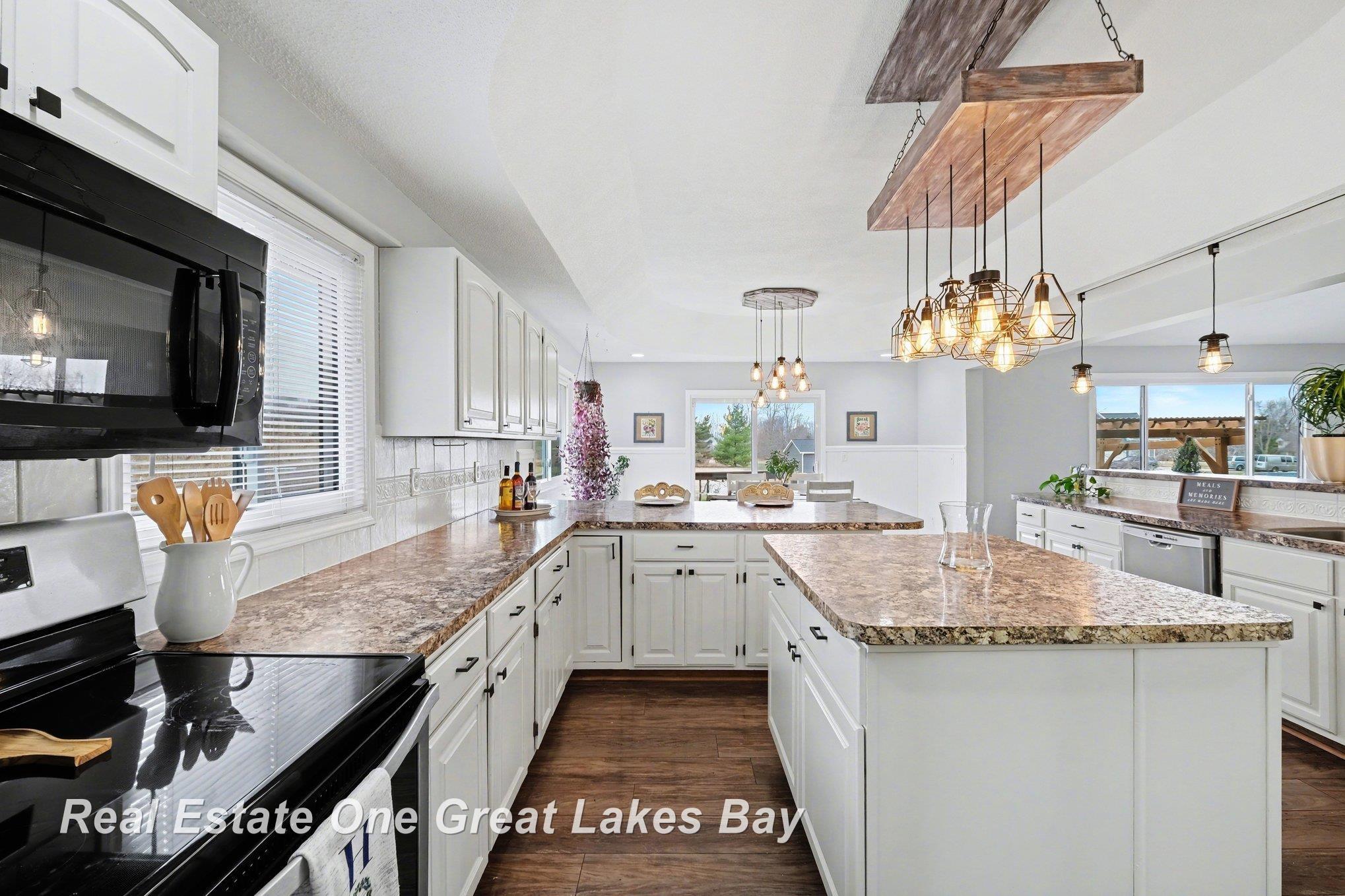 2024 Montague Road Davison, MI 48423 - Photo 12 of 32 50201951-b21f099e-0ee4-4389-b5c4-aa48a3e06115.JPG