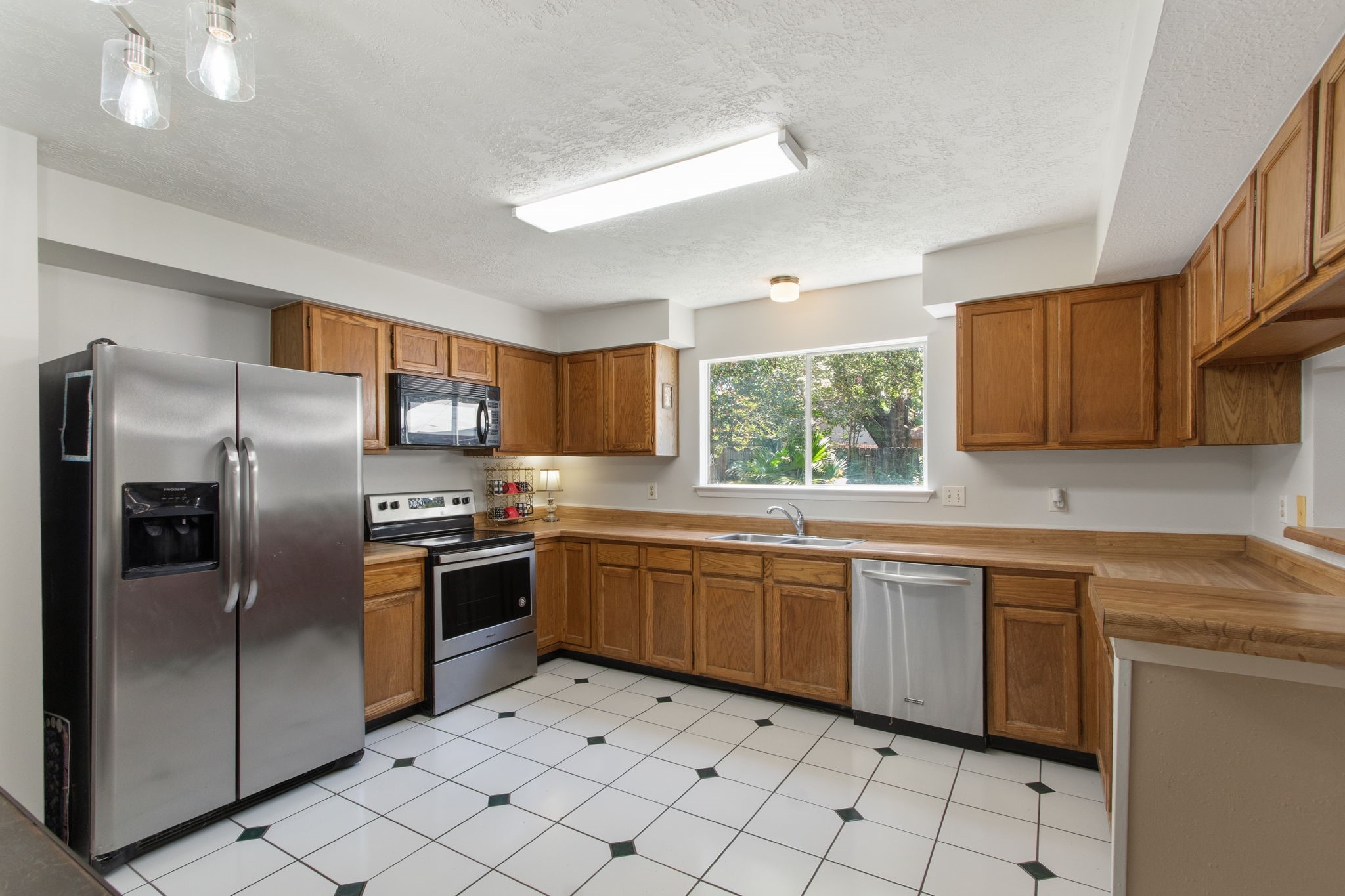 4835 Ingleside Court Spring, TX 77388 - Photo 14 of 50 KITCHEN - Large window over the kitchen sink provides views to the back yard. Lots of cabinet and counter space in this kitchen.