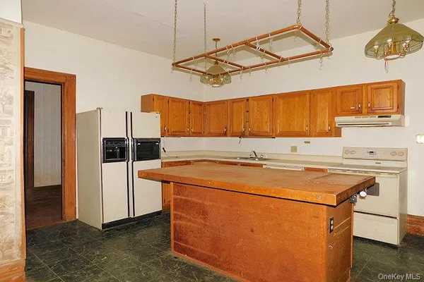 $650,000 | 853 Salt Point Turnpike, Poughkeepsie, NY 12601