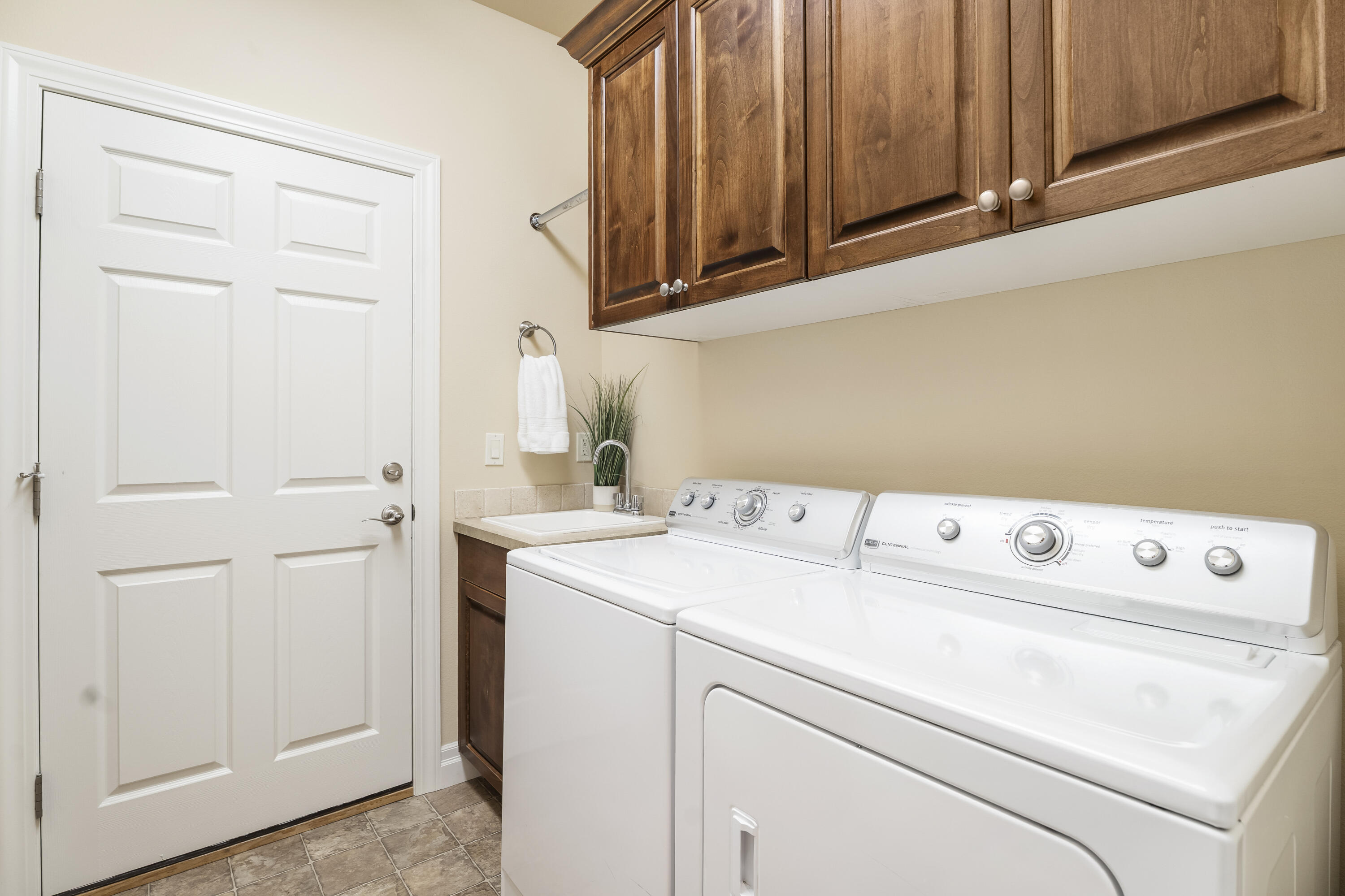 784 Ribbon Falls Road Redmond, OR 97756 - Photo 37 of 79 a utility room with dryer and washer