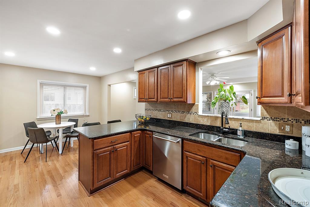206 Woodside Road Royal Oak, MI 48073 - Photo 11 of 46