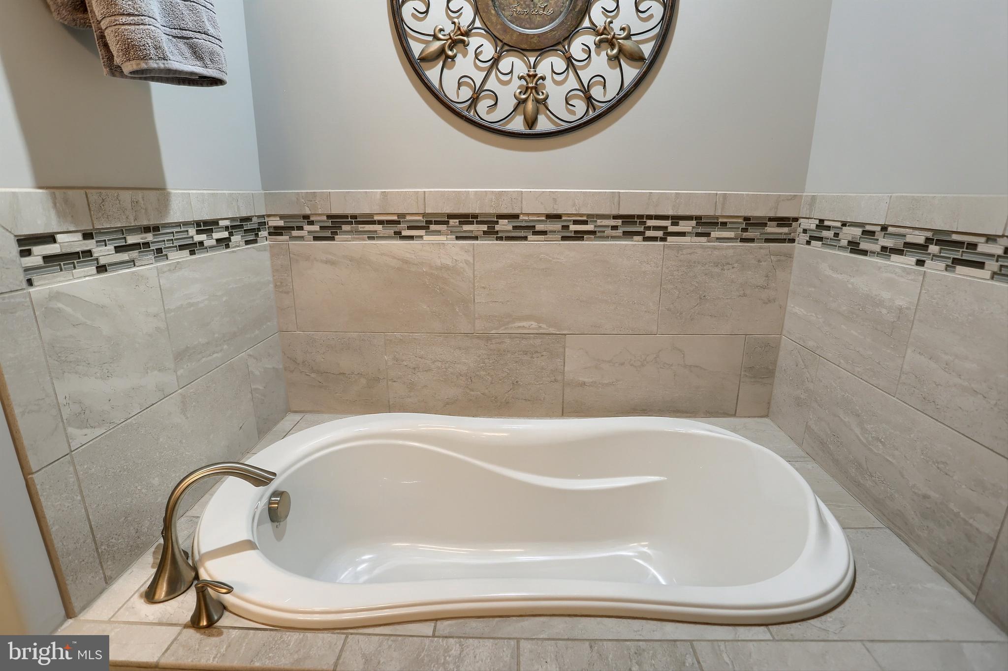 116 Crest View Carlisle, PA 17013 - Photo 18 of 32 Primary en suite soaker tub