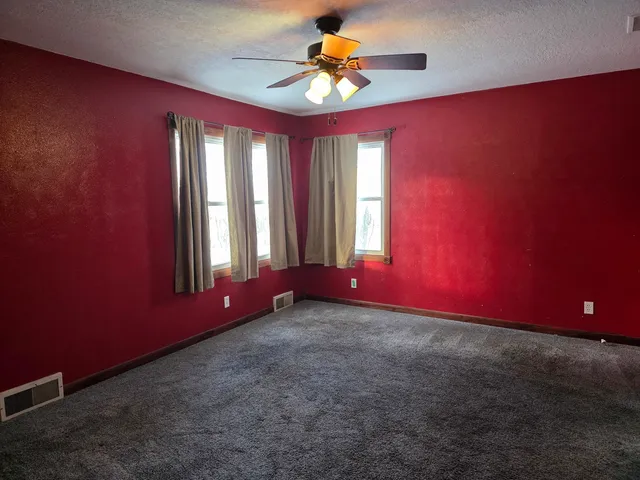 a view of empty room with window