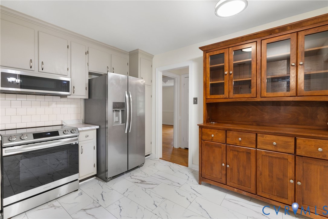 10062 Rinker Drive Mechanicsville, VA 23116 - Photo 12 of 34 a kitchen with stainless steel appliances granite countertop a stove and a refrigerator