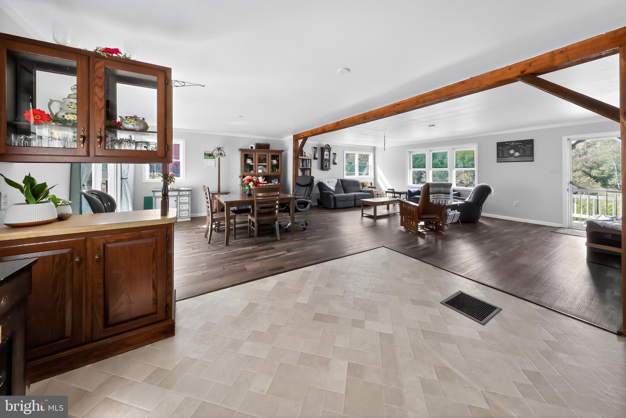 1201 Spruce Grove Road Oxford, PA 19363 - Photo 24 of 32 a living room with furniture and a potted plant