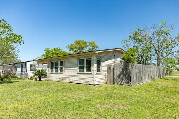 $1,200 | 302 West 8th Street, Unit A, Freeport, TX 77541