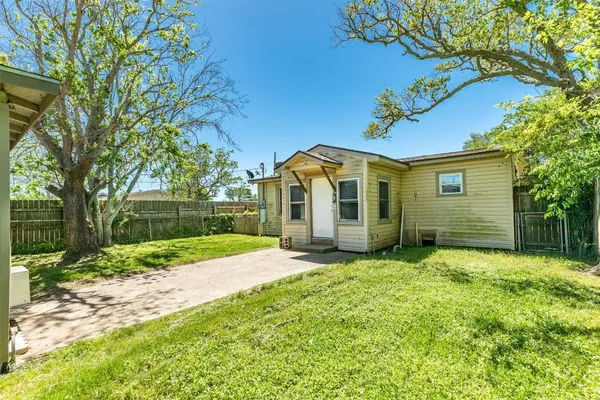 $1,200 | 302 West 8th Street, Unit A, Freeport, TX 77541