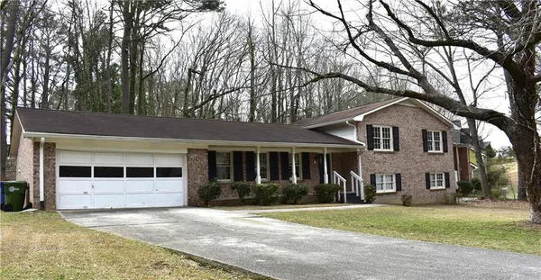 a view of house with a yard