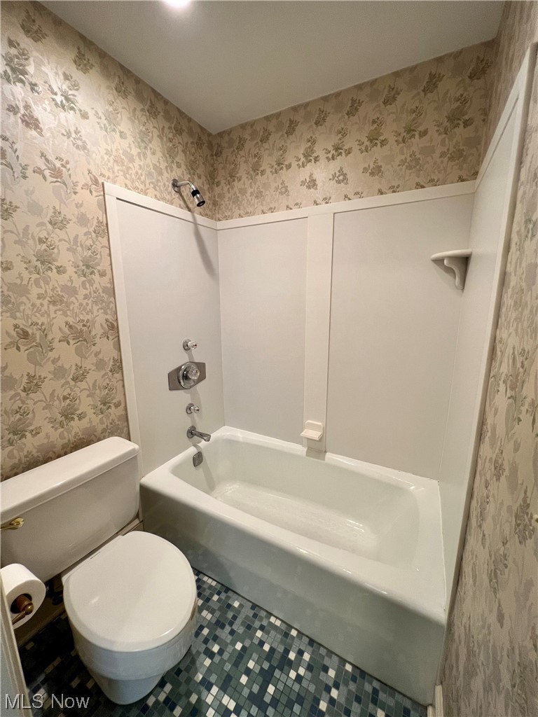 1175 East Calla Road, Unit C111 Youngstown, OH 44514 - Photo 19 of 33 Master w/ tub/shower combo.