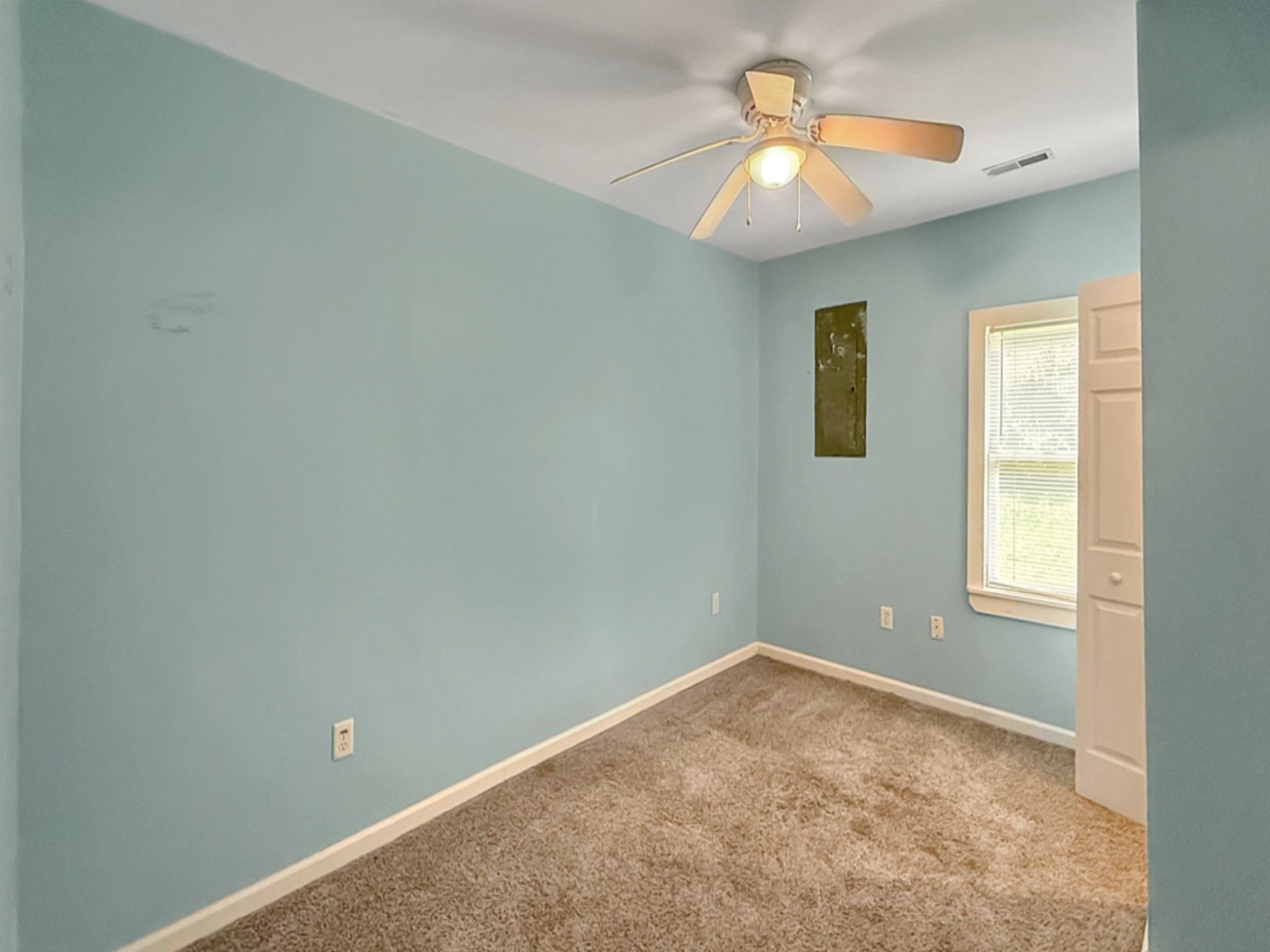 63 West Greendale Street Corbin, KY 40701 - Photo 15 of 24 an empty room with a window