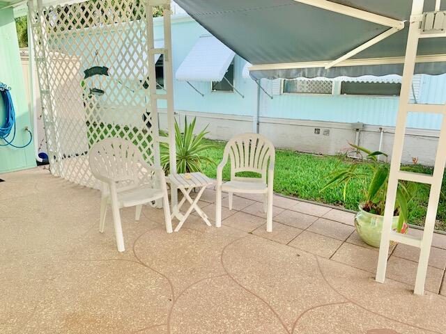 808 South Silver Circle Key Largo, FL 33037 - Photo 6 of 50 a view of an outdoor seating