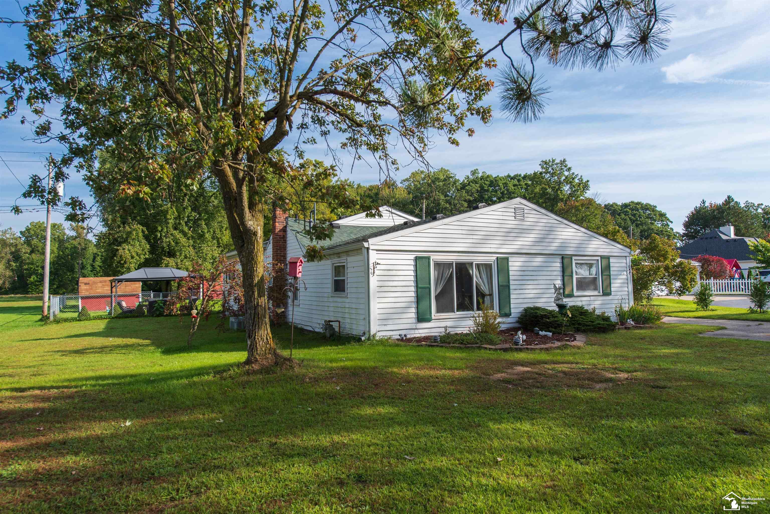 475 Carleton Rockwood Road Carleton, MI 48117 - Photo 3 of 24 50122274-2.JPG