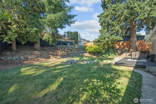 a view of yard with green space