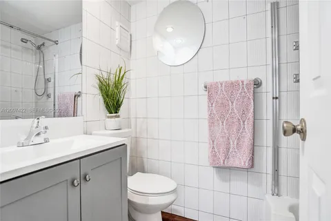 $229,900 | 455 Paradise Isle Boulevard, Unit 104, Hallandale Beach, FL 33009