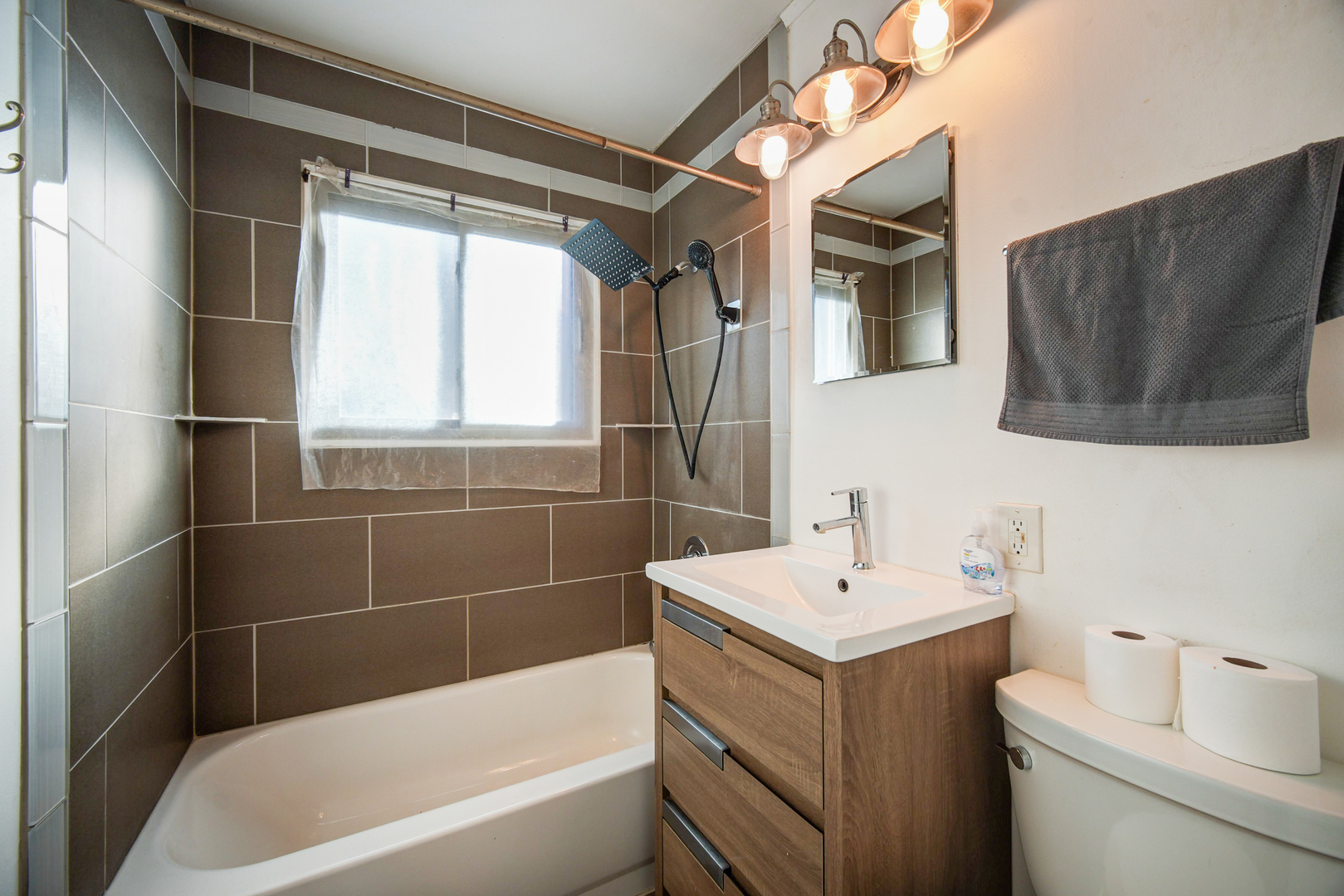 94 Wren Road Carpentersville, IL 60110 - Photo 14 of 21 a bathroom with a sink and a bathtub