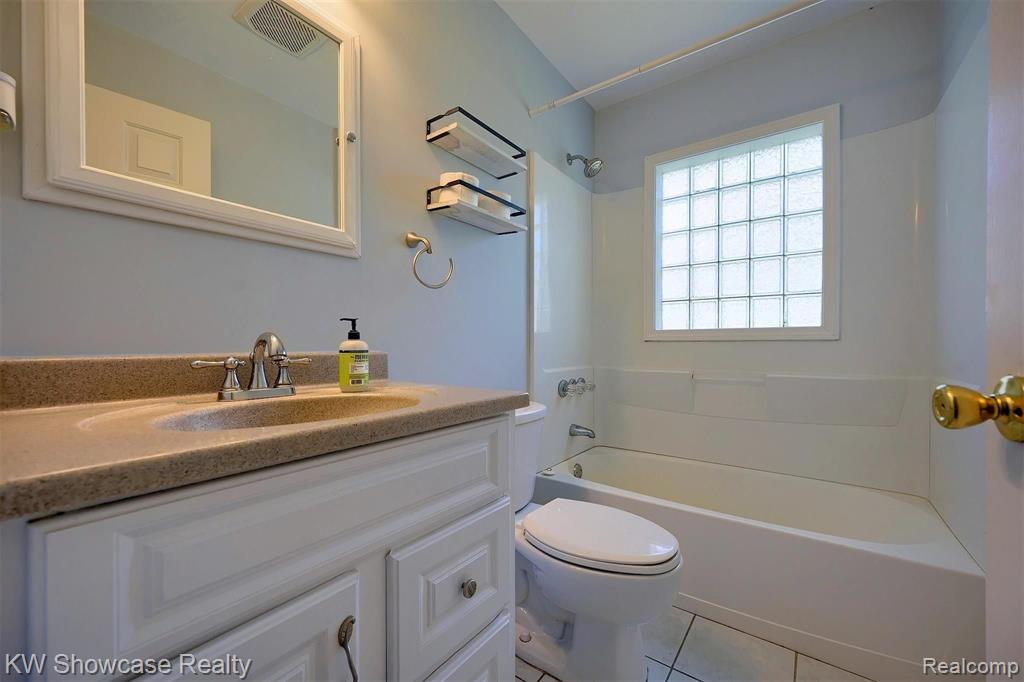 37711 Carson Street Farmington, MI 48331 - Photo 19 of 25