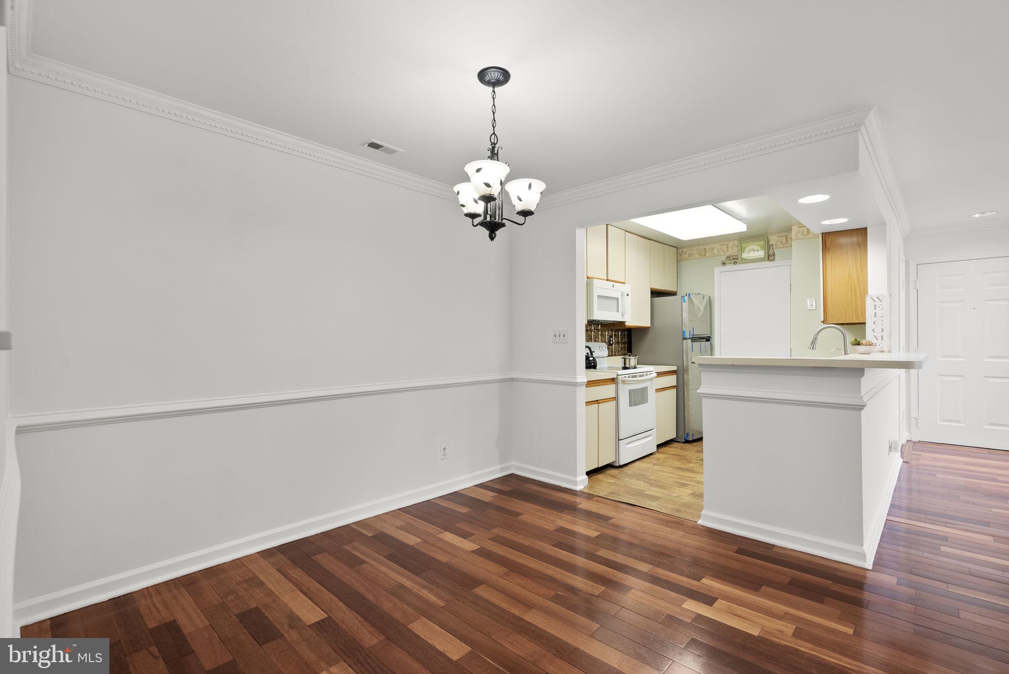 13708 Modrad Way, Unit 7B33 Silver Spring, MD 20904 - Photo 6 of 28 Dinning room