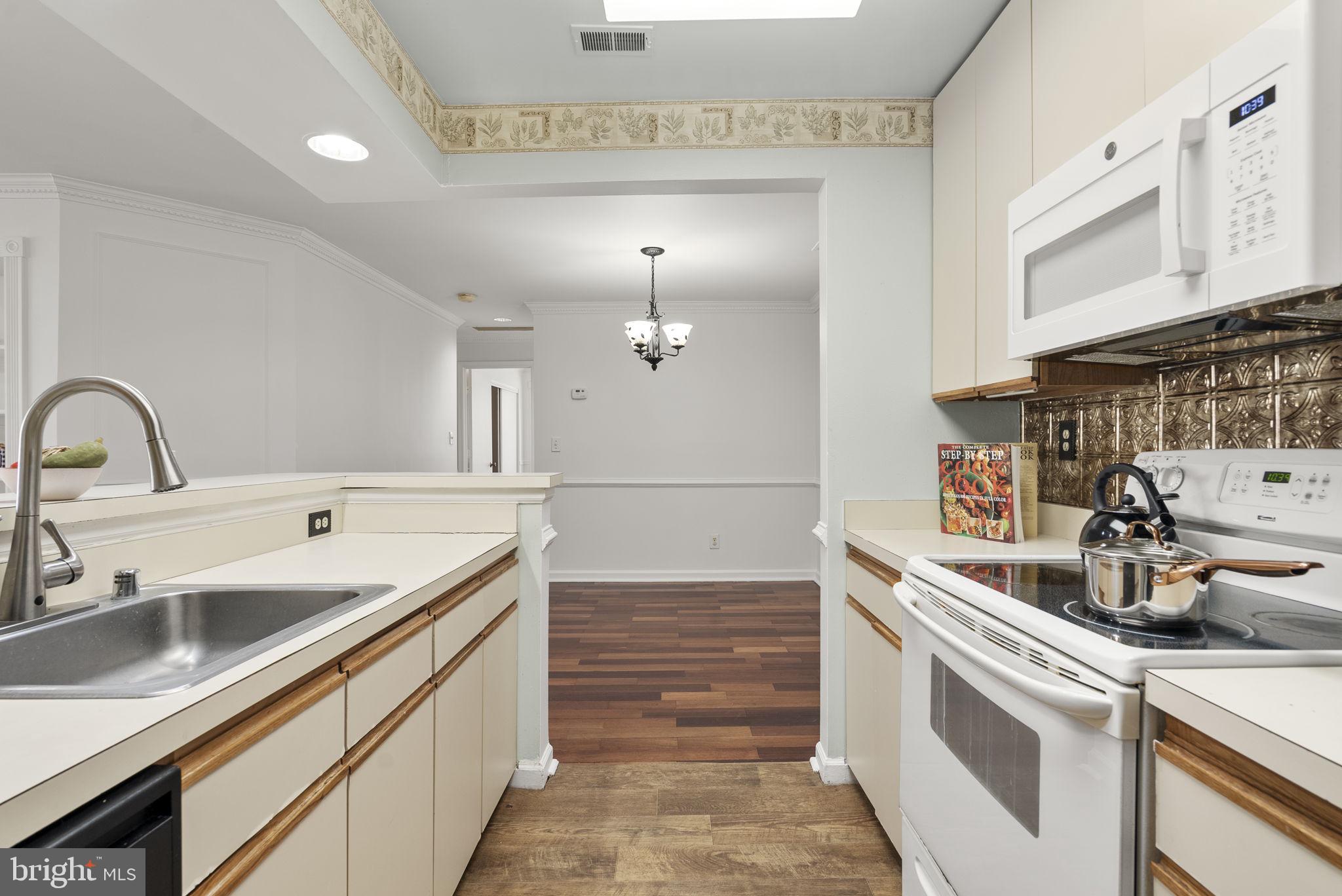 13708 Modrad Way, Unit 7B33 Silver Spring, MD 20904 - Photo 10 of 28 Kitchen