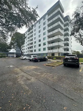 $2,000 | 919 Hillcrest Drive, Unit 303, Hollywood, FL 33021