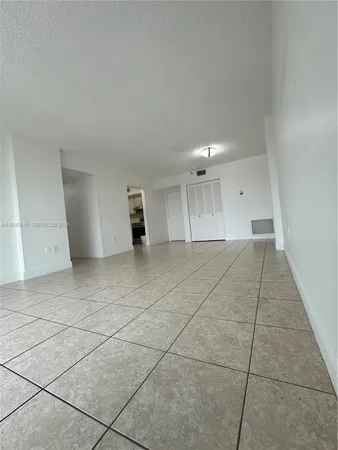 $2,000 | 919 Hillcrest Drive, Unit 303, Hollywood, FL 33021