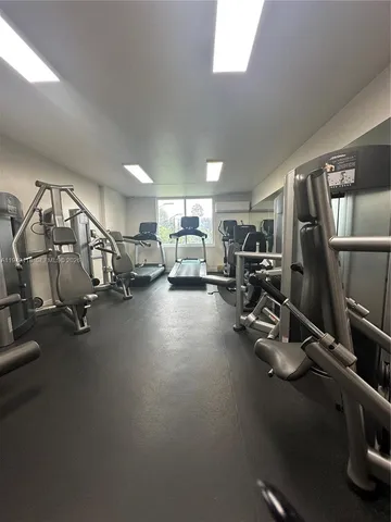 $2,100 | 919 Hillcrest Drive, Unit 303, Hollywood, FL 33021