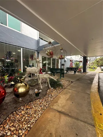 $2,100 | 919 Hillcrest Drive, Unit 303, Hollywood, FL 33021
