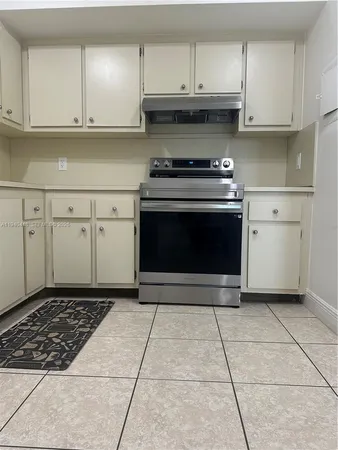 $2,000 | 919 Hillcrest Drive, Unit 303, Hollywood, FL 33021