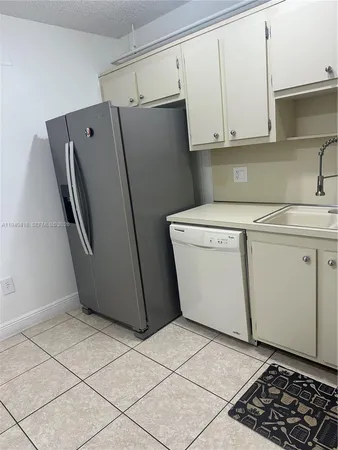 $2,000 | 919 Hillcrest Drive, Unit 303, Hollywood, FL 33021