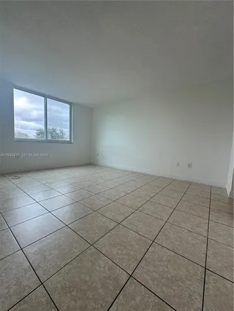 $2,000 | 919 Hillcrest Drive, Unit 303, Hollywood, FL 33021