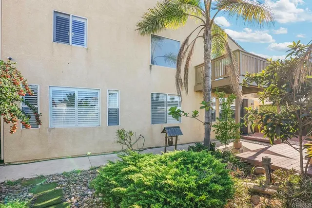 a view of a house with a backyard