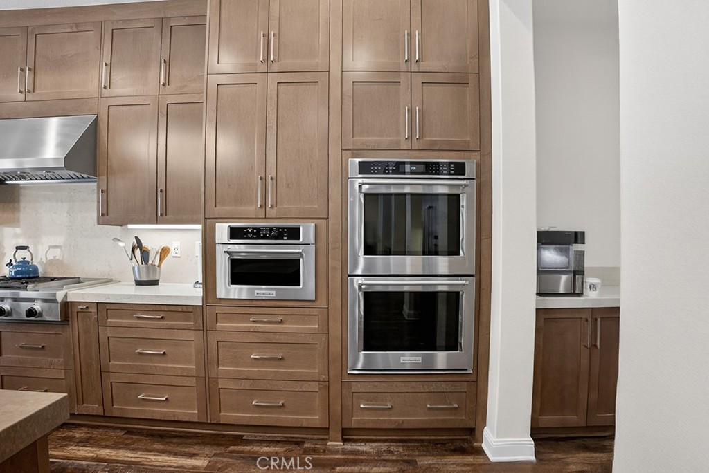 19843 Split Oak Road Chatsworth, CA 91311 - Photo 23 of 75 a kitchen with granite countertop stainless steel appliances and cabinets