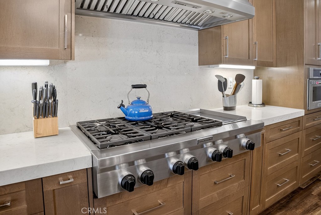 19843 Split Oak Road Chatsworth, CA 91311 - Photo 25 of 75 a stove top oven sitting inside of a kitchen