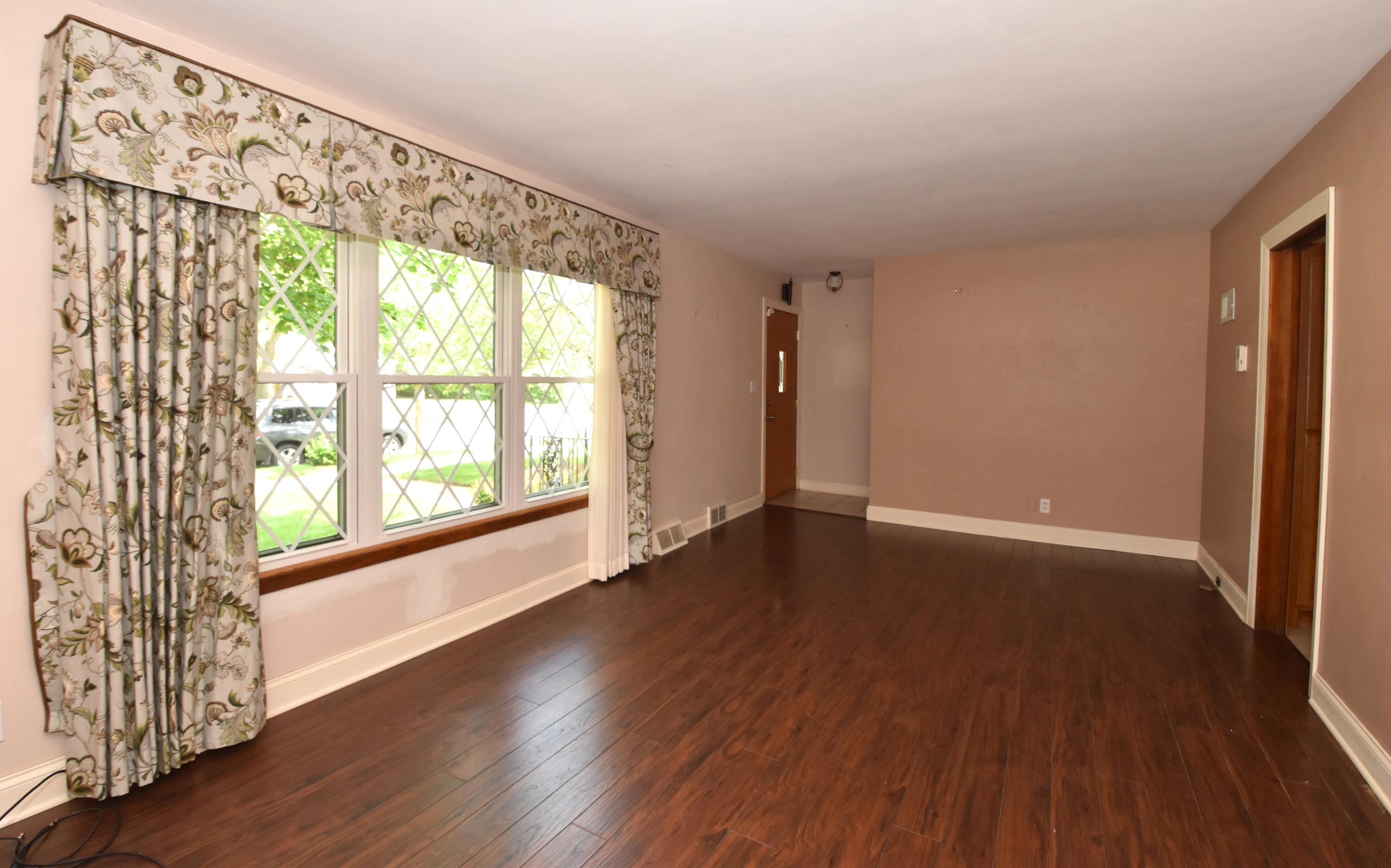 2205 Dwight Street Racine, WI 53403 - Photo 4 of 46 Living Room