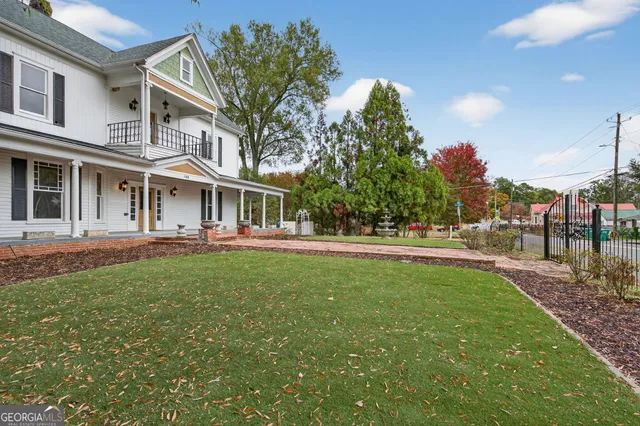 a view of outdoor space yard and porch