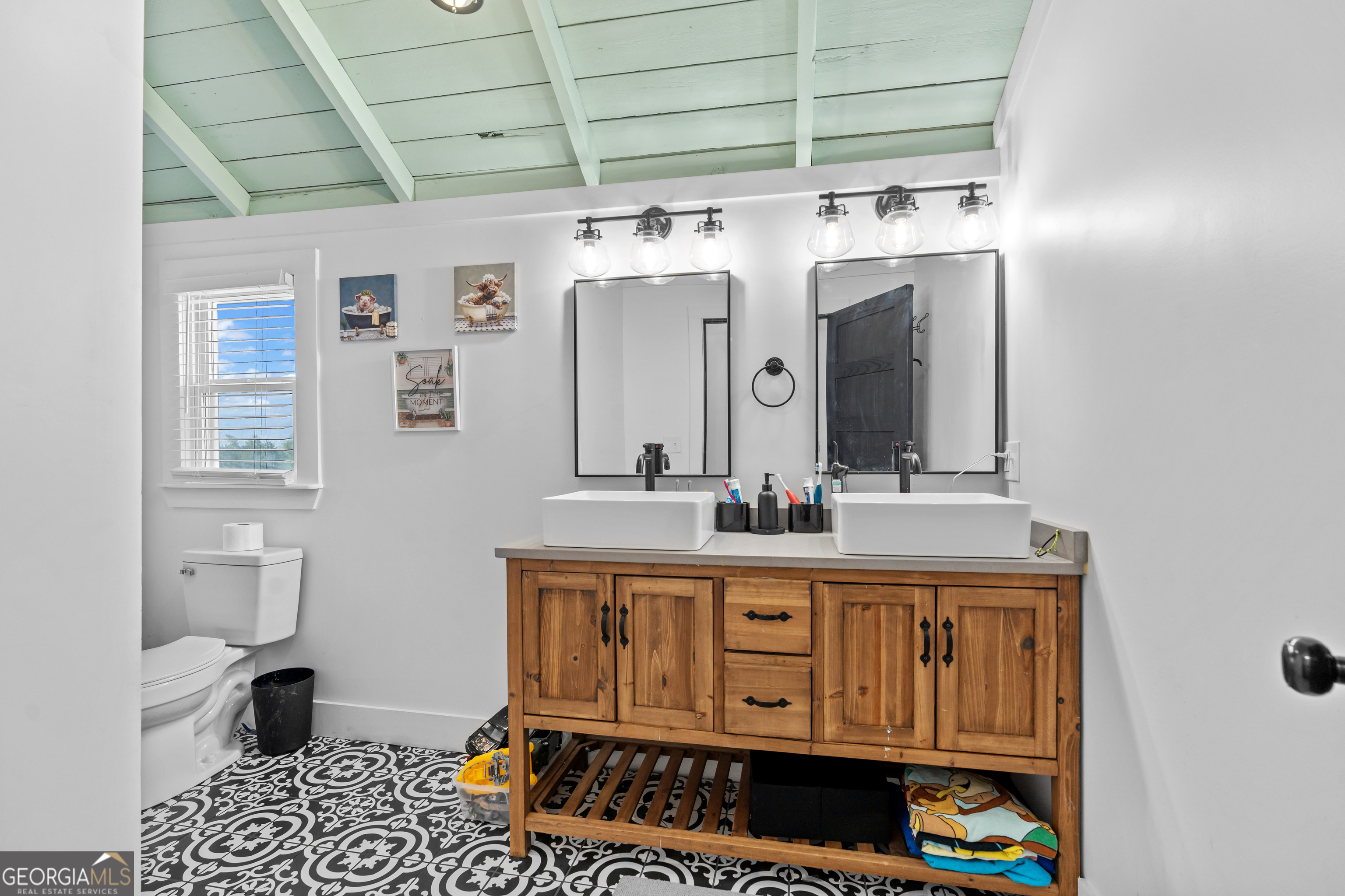 5065 10 Mile Road Baxley, GA 31513 - Photo 21 of 70 a bathroom with a sink a toilet and shower