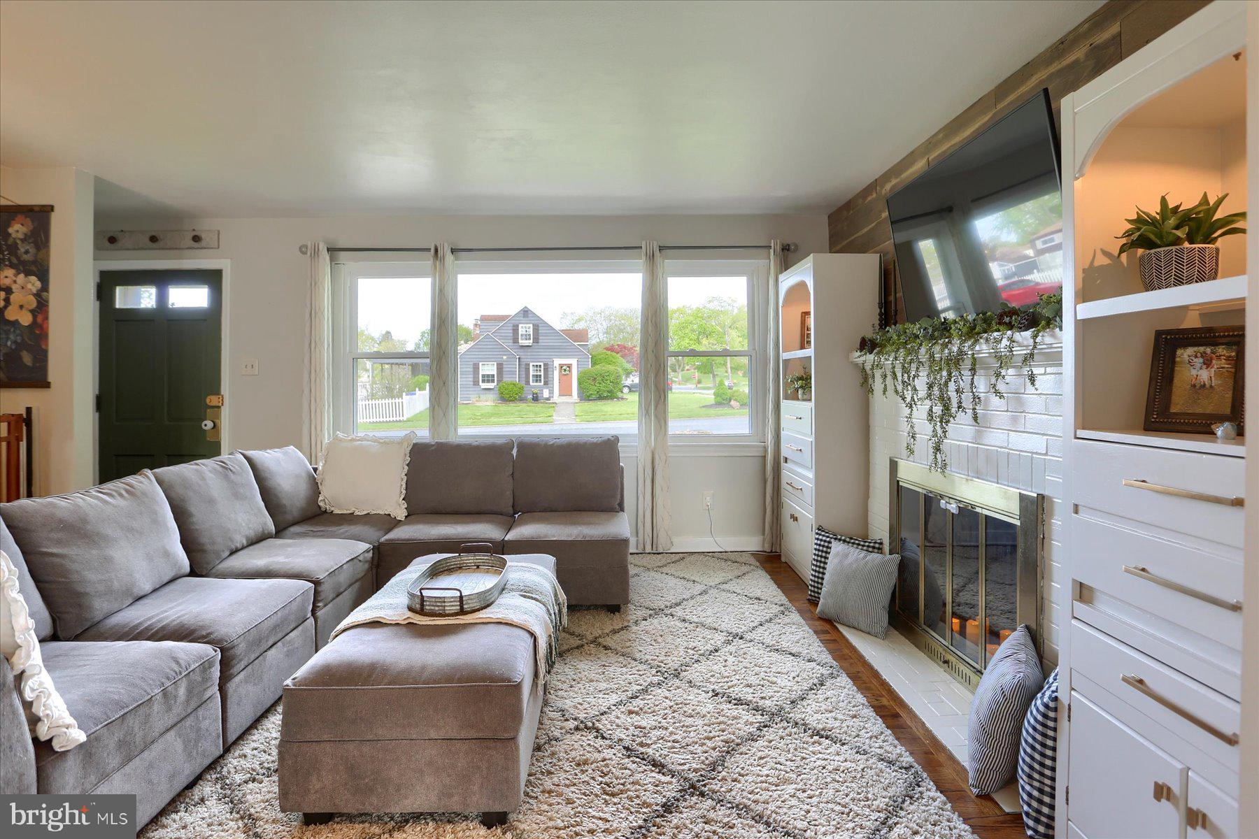 331 Luther Road Harrisburg, PA 17111 - Photo 7 of 42 Living Room
