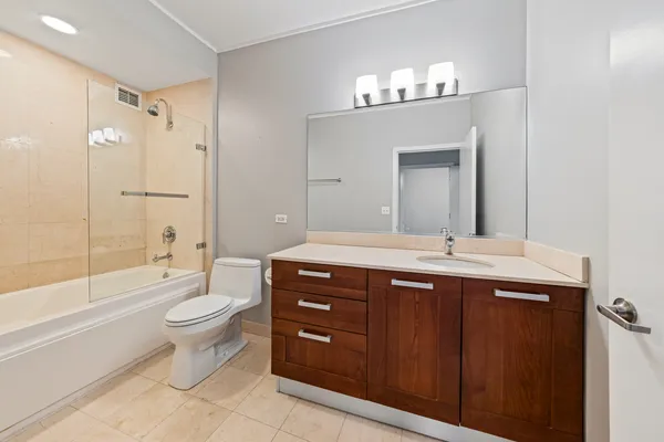 $3,595 | 744 North Clark Street, Unit 704, Chicago, IL 60654