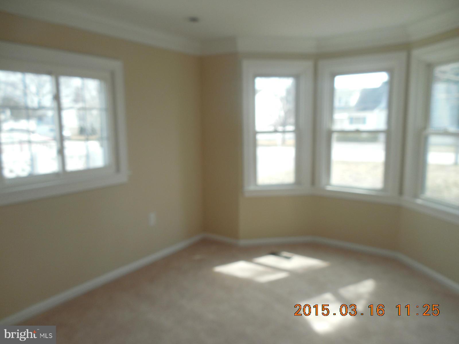 802 Riverside Drive Pasadena, MD 21122 - Photo 4 of 12 Living Room