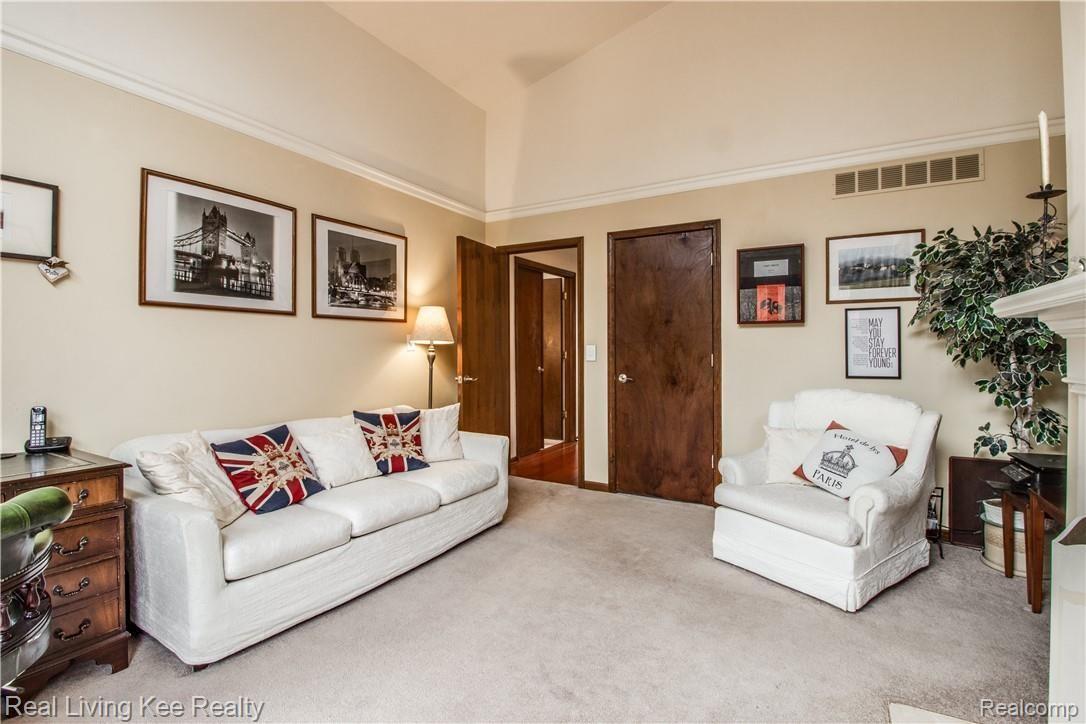 5330 Old Mill Road Rochester, MI 48306 - Photo 24 of 77 INTERIORS (19 of 46).jpg