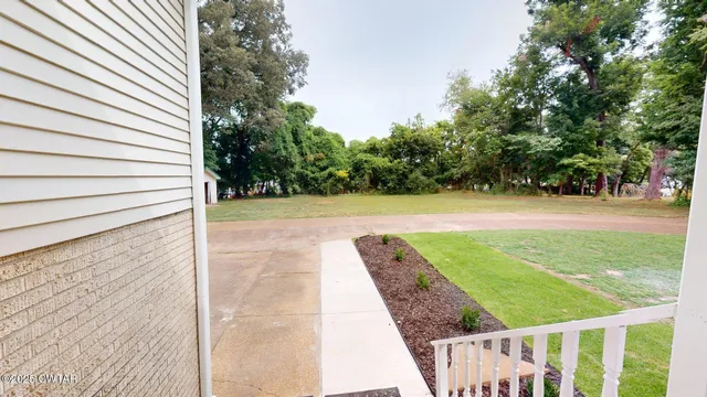 a view of a garden with lawn chairs