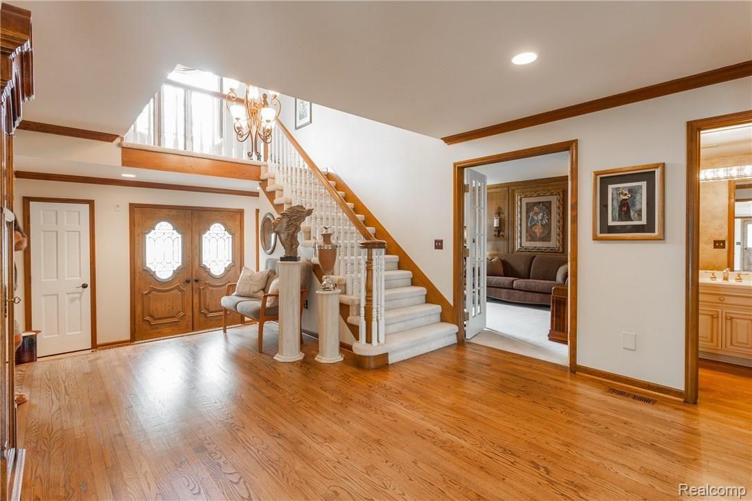 1110 Ridgeway Drive Rochester, MI 48307 - Photo 6 of 44 Open Hardwood Foyer