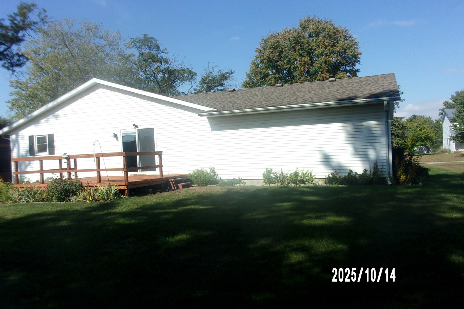 707 East Ash Street Watseka, IL 60970 - Photo 6 of 25 a view of a house with a yard