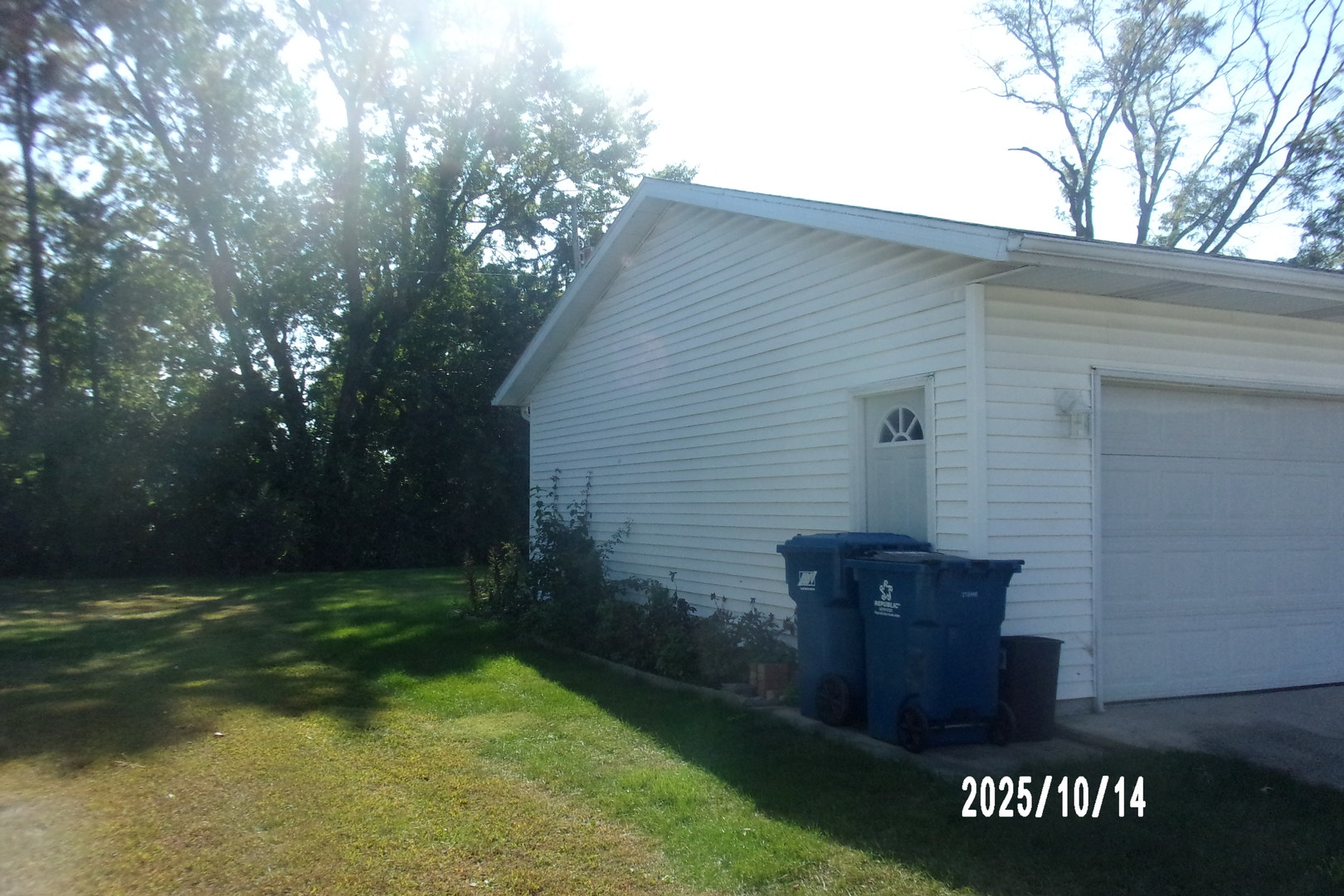 707 East Ash Street Watseka, IL 60970 - Photo 7 of 25 a view of backyard with barn and outdoor seating
