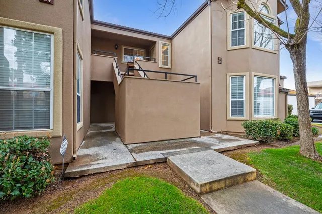 a view of backyard of the house
