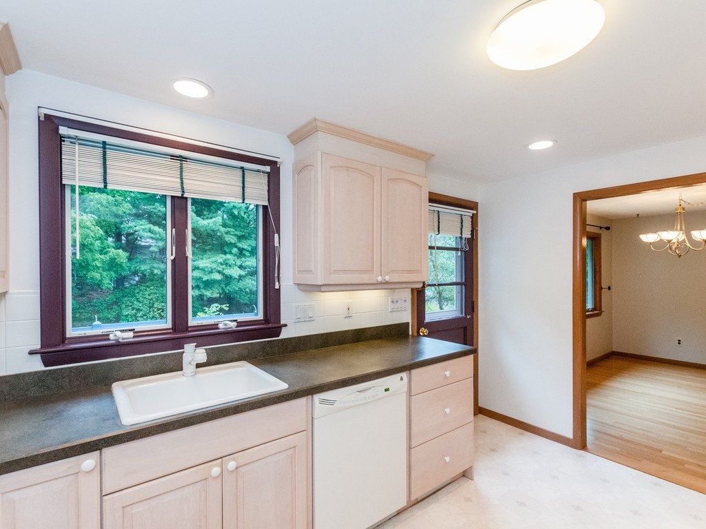 45 Briarwood Road Framingham, MA 01701 - Photo 4 of 29 Gallery Image 4
