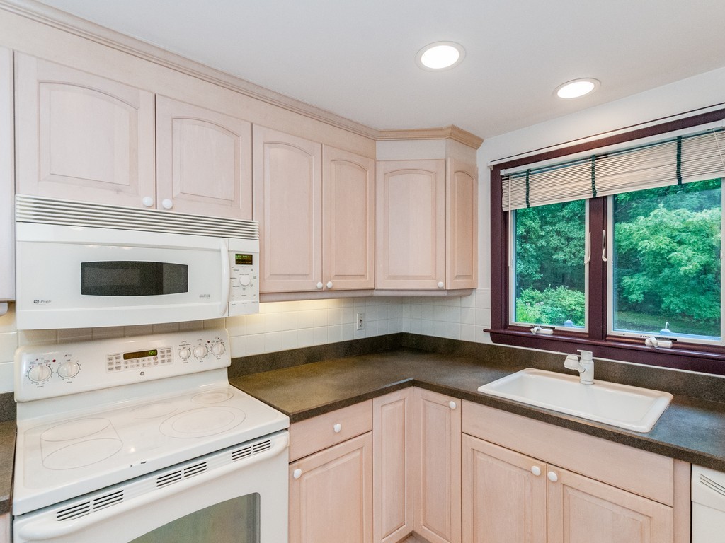 45 Briarwood Road Framingham, MA 01701 - Photo 5 of 29 Gallery Image 5